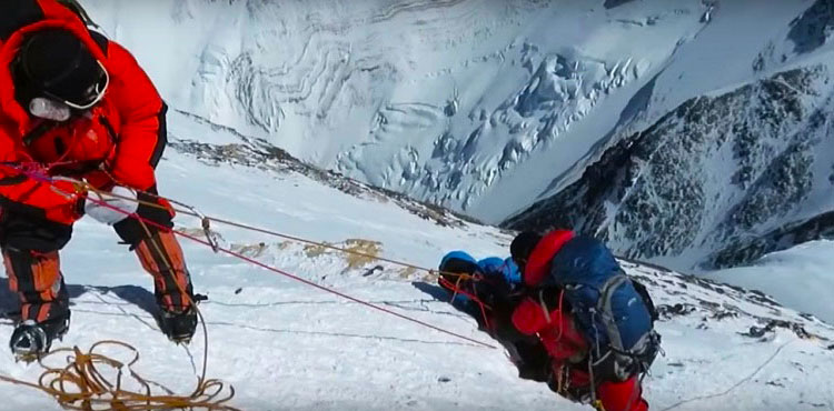 glimpse of rainbow valley everest