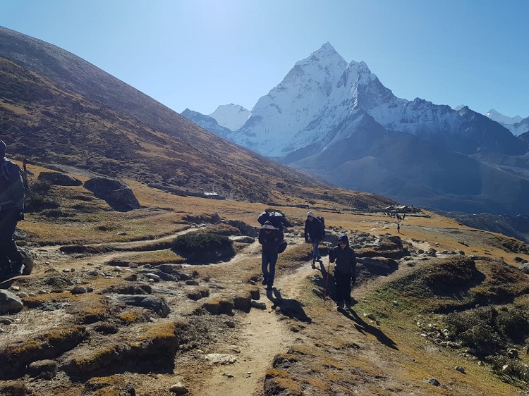 Climbers battling Everest Base Camp Trek Difficulty